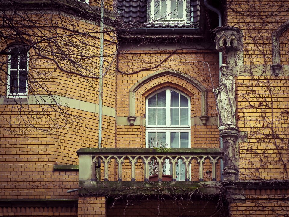 Balcony rectory statue