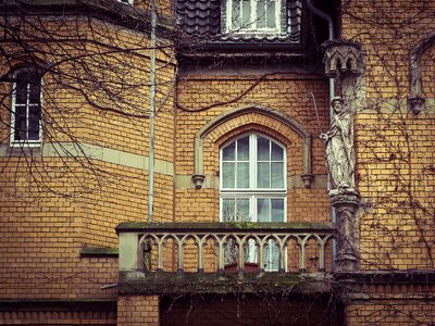 Balcony rectory statue