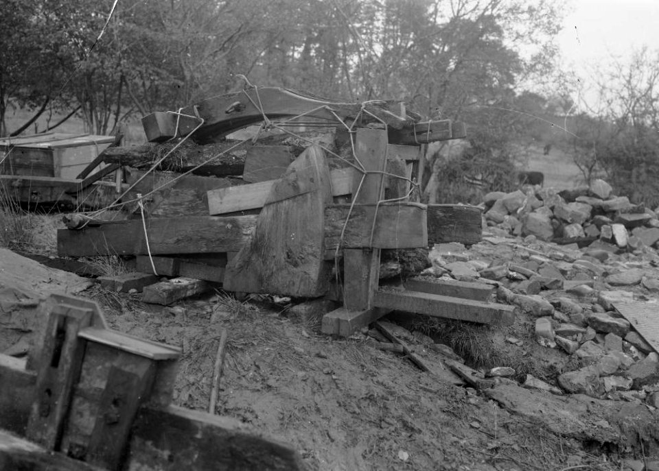 Old machinery (1294145)