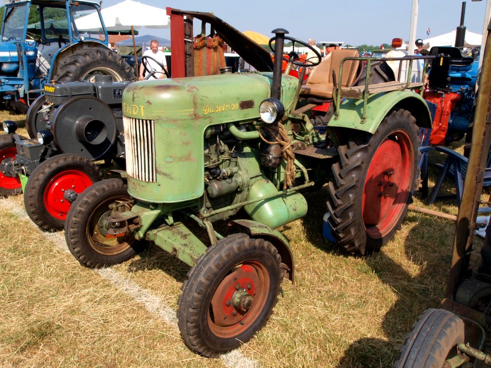 Old green Fendt dieselross pict