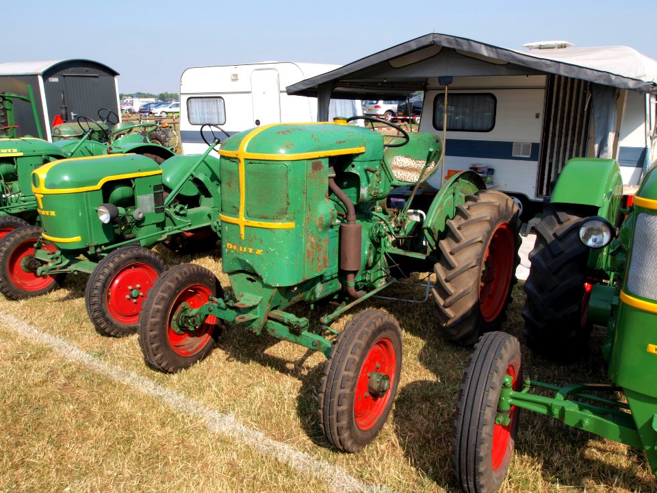 Old green Deutz with red wheels pic2