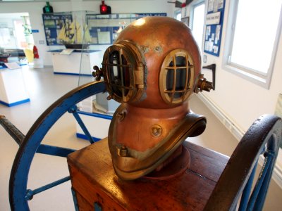 Old divers air pump with helmet, pic1