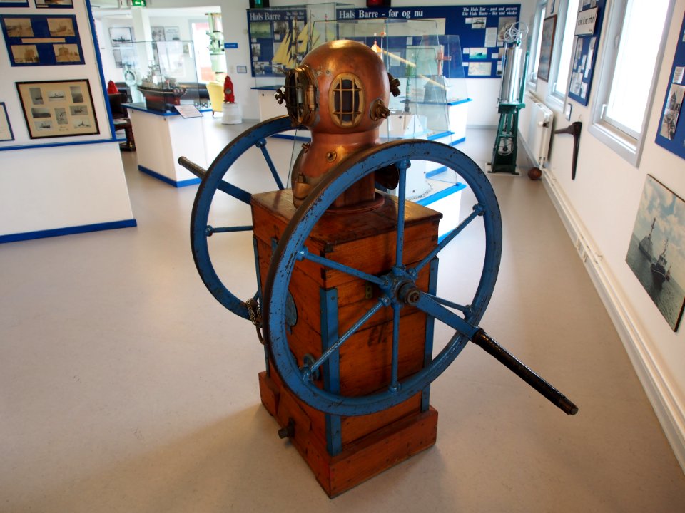 Old divers air pump with helmet, pic2