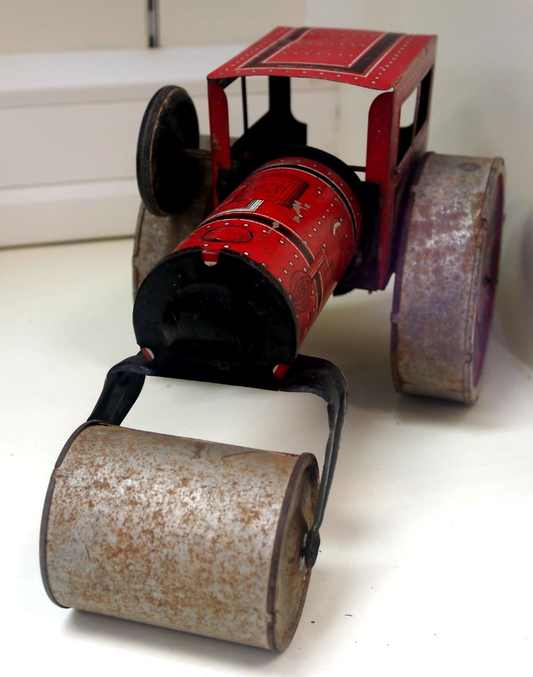 Old tin toy roller, photo 2