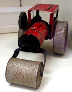 Old tin toy roller, photo 2