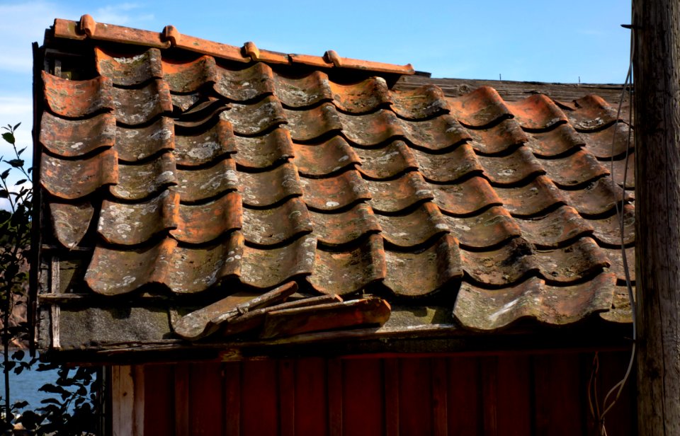 Old tiled roof in Lahälla
