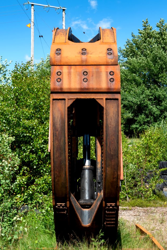Old huge crane claw in Rixö quarry 1