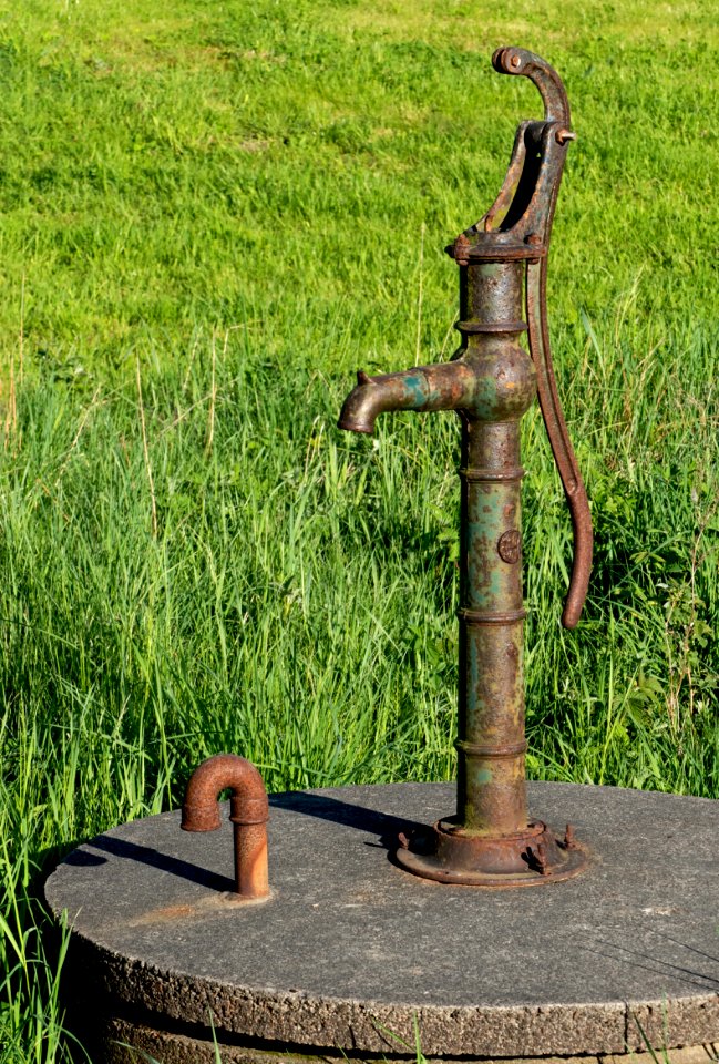 Old hand-cranked water pump in Govik