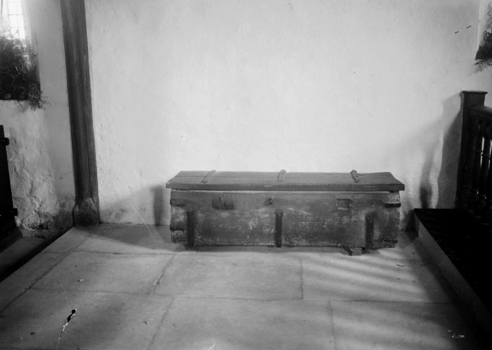 Old chest (1294054)