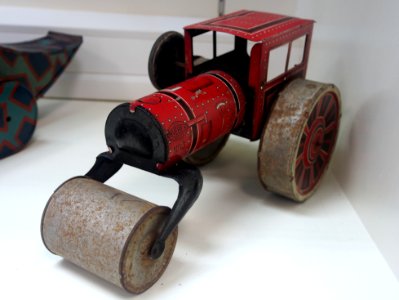 Old tin toy roller, photo 1