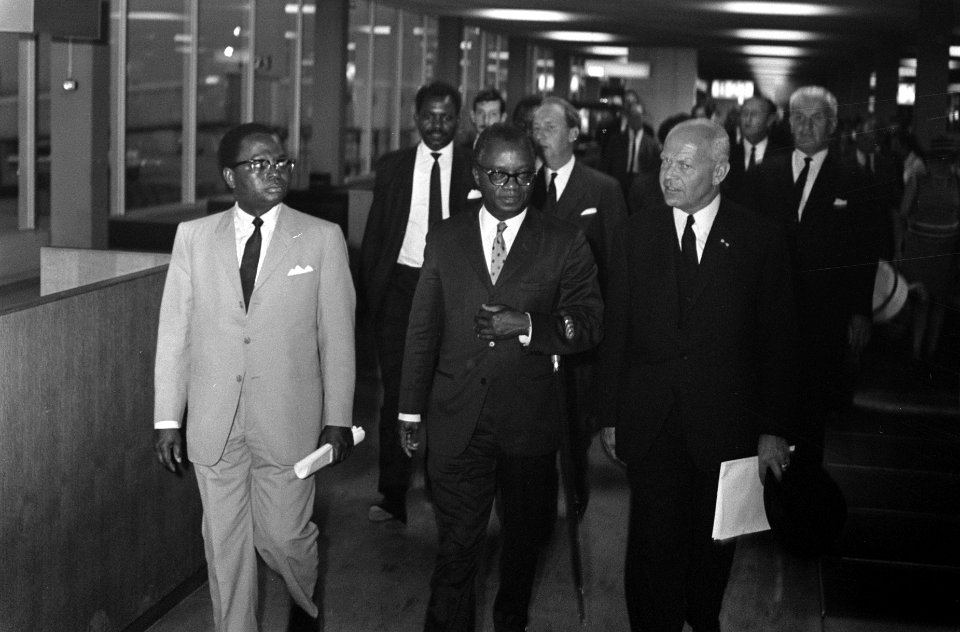 Okoi Arikpo en de ambassadeur van Nigeria in Nederland Lundong (r), Bestanddeelnr 922-5919