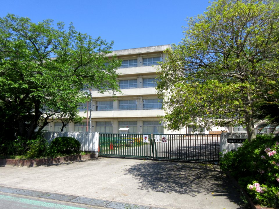 Okazaki-City-Azukizaka-Elementary-School-1