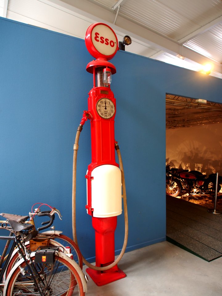 Old Esso petrol pump, Musée de la Moto et du Vélo, Amneville, France, pic-002