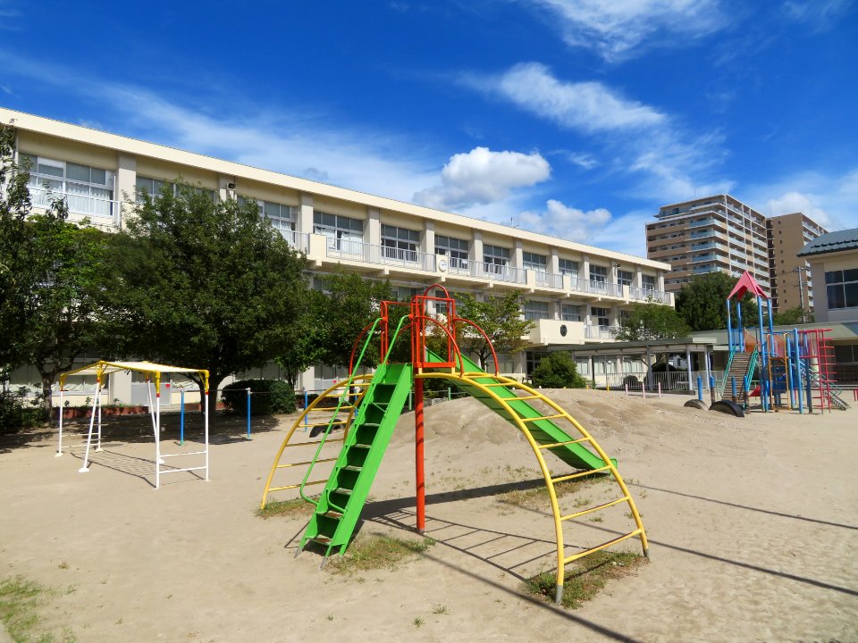 Okazaki-City-Mutsuna-Elementary-School-1