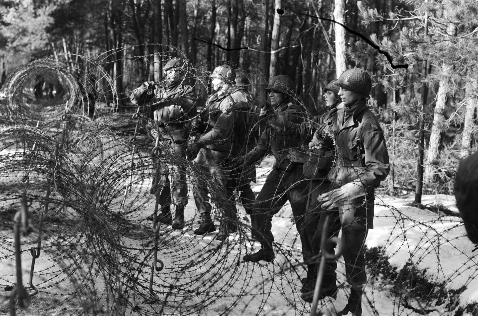 Oefening Nederlandse militairen die naar Libanon gaan in bossen bij Schayk (expl, Bestanddeelnr 930-1144