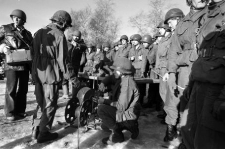 Oefening Nederlandse militairen die naar Libanon gaan in bossen bij Schayk (expl, Bestanddeelnr 930-1147