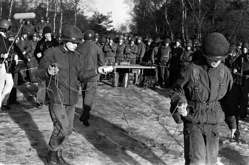 Oefening Nederlandse militairen die naar Libanon gaan in bossen bij Schayk (expl, Bestanddeelnr 930-1146