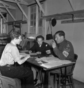 Oefening van frontsecties van het het Militair Gezag en het Vrouwen Hulp Korps i, Bestanddeelnr 935-2449