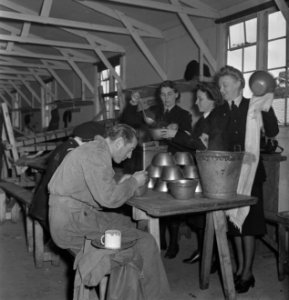 Oefening van frontsecties van het het Militair Gezag en het Vrouwen Hulp Korps i, Bestanddeelnr 935-2450