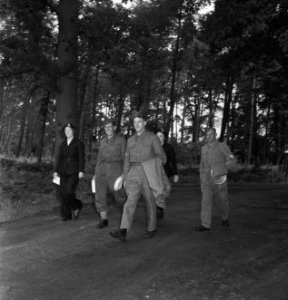 Oefening van frontsecties van het het Militair Gezag en het Vrouwen Hulp Korps i, Bestanddeelnr 935-2448