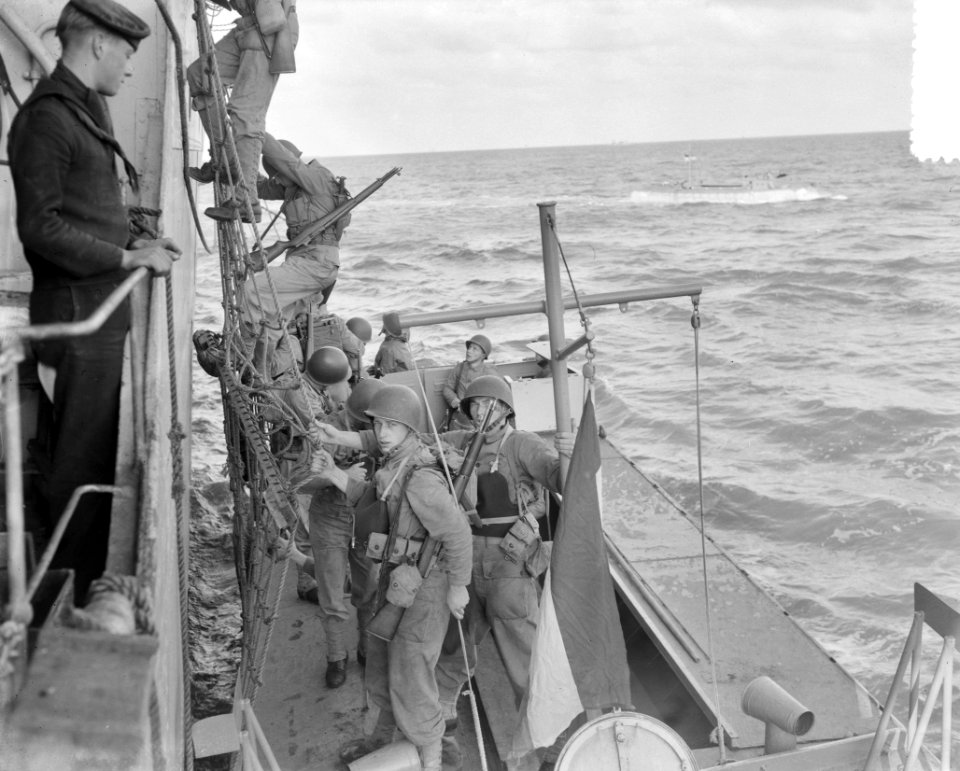 Oefening Mariniers op Texel. Generaal Noble (US Marine Corps) van boord Hr. Ms…, Bestanddeelnr 905-3514