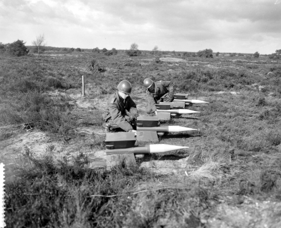 Oefening met Cobra anti-tankraket, Bestanddeelnr 912-2482