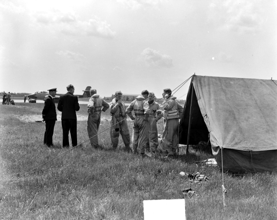 Oefeningen van een Deens luchmachtsquadron Meteors op vliegbasis Gilze-Rijen, Bestanddeelnr 904-5842