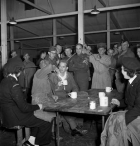 Oefening van frontsecties van het het Militair Gezag en het Vrouwen Hulp Korps i, Bestanddeelnr 935-2457