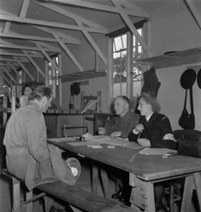 Oefening van frontsecties van het het Militair Gezag en het Vrouwen Hulp Korps i, Bestanddeelnr 935-2456