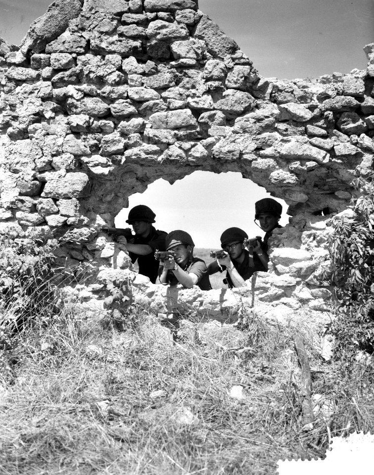 Oefeningen La Courtine , Infanterie in stelling bij ruin op heuvel bij La Courti, Bestanddeelnr 910-5937