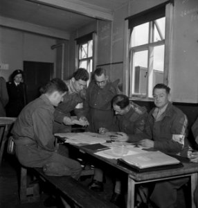 Oefening van frontsecties van het het Militair Gezag en het Vrouwen Hulp Korps i, Bestanddeelnr 935-2460