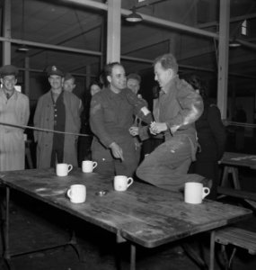 Oefening van frontsecties van het het Militair Gezag en het Vrouwen Hulp Korps i, Bestanddeelnr 935-2461