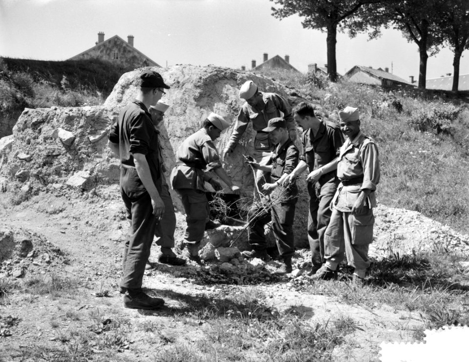 Oefeningen La Courtine , Nederlandse Militairen, in gesp met Marokkanen bij Mar…, Bestanddeelnr 910-5935