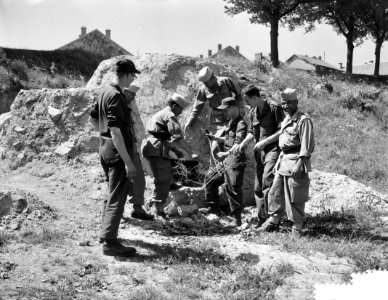 Oefeningen La Courtine , Nederlandse Militairen, in gesp met Marokkanen bij Mar…, Bestanddeelnr 910-5935