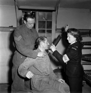 Oefening van frontsecties van het het Militair Gezag en het Vrouwen Hulp Korps i, Bestanddeelnr 935-2464