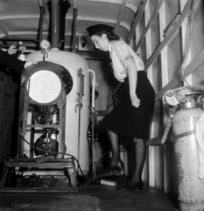 Oefening van frontsecties van het het Militair Gezag en het Vrouwen Hulp Korps i, Bestanddeelnr 935-2458