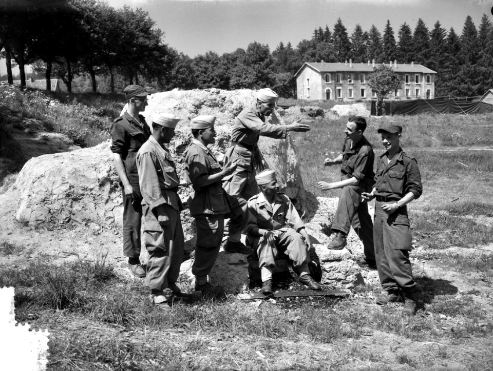 Oefeningen La Courtine , Nederlandse Militairen, in gesp met Marokkanen bij Mar…, Bestanddeelnr 910-5933