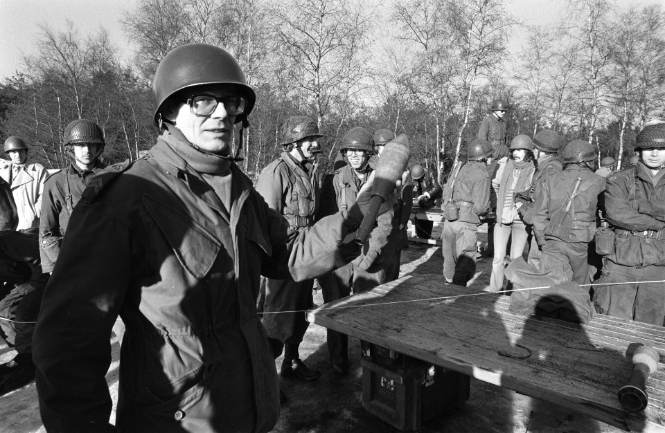 Oefening Nederlandse militairen die naar Libanon gaan in bossen bij Schayk (expl, Bestanddeelnr 930-1150