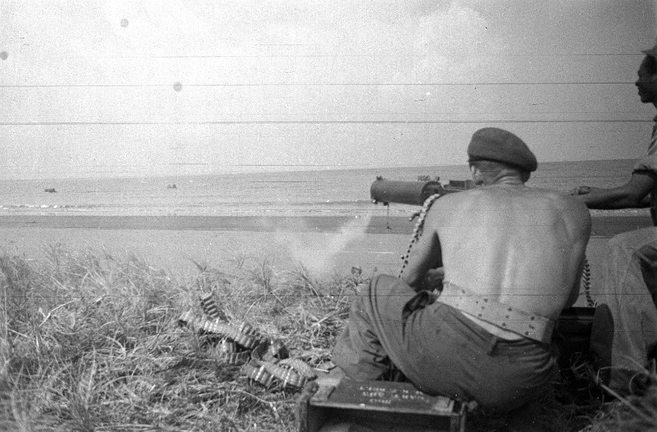 Oefening amfibische landingsoperaties Troepen komen aan landMet Vickers mac, Bestanddeelnr 6943