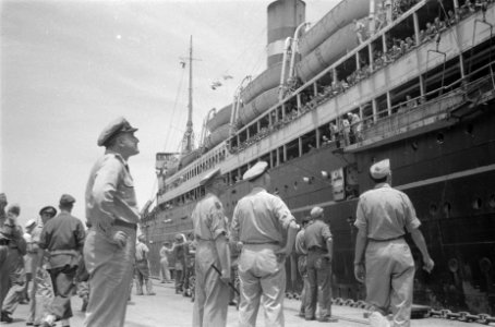 Officieren op de kade, met stok generaal H.J.J.W. Dürst Britt. Naast hem generaa, Bestanddeelnr 92-6-4