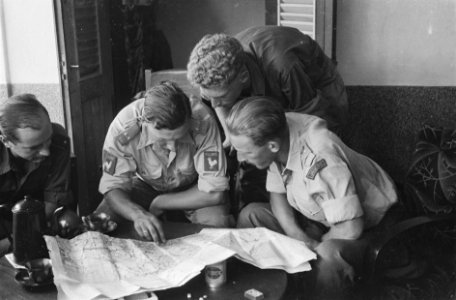 Officieren van 1-8 R.I. Veluwe en 1 bataljon regiment Jagers bekijken kaarte…, Bestanddeelnr 38-4-5