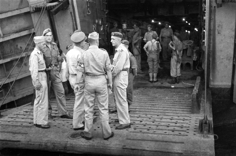 Officieren op de klep van een groot landingsvaartuig (LCT), Bestanddeelnr 3154
