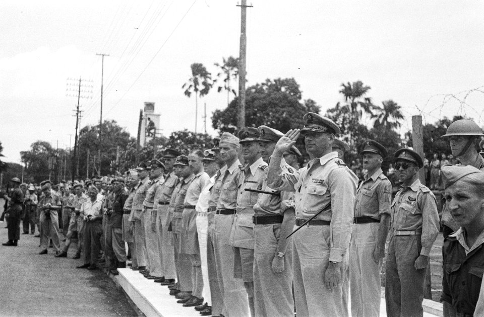 Officieren op het platform. S.H. Spoor salueert, links naast hem H.J.J.W. Dürst , Bestanddeelnr 175-1-5