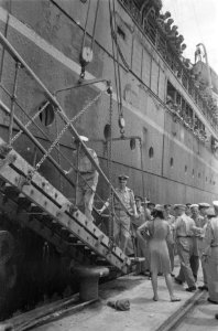 Officieren, waaronder de generaals Kengen en Dürst Brtit, betreden het schip, Bestanddeelnr 86-1-1