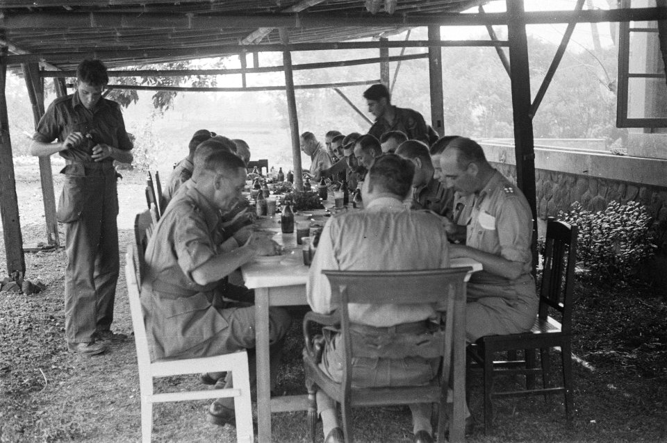 Officieren aan de maaltijd in de buitenlucht onder een afdak, Bestanddeelnr 59-3-4