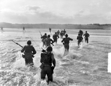 Oefening Mariniers op Texel. Landing aan kust, Bestanddeelnr 905-3517