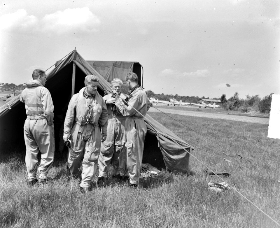 Oefeningen van een Deens luchmachtsquadron Meteors op vliegbasis Gilze-Rijen, Bestanddeelnr 904-5841