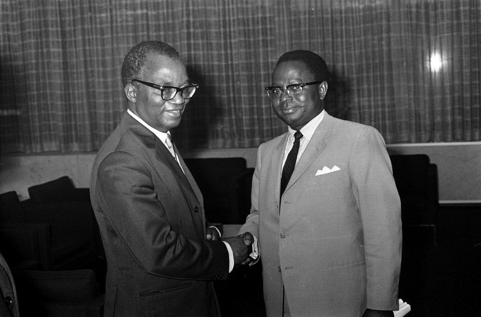 Okoi Arikpo en de ambassadeur van Nigeria in Nederland Lundong (r), Bestanddeelnr 922-5920