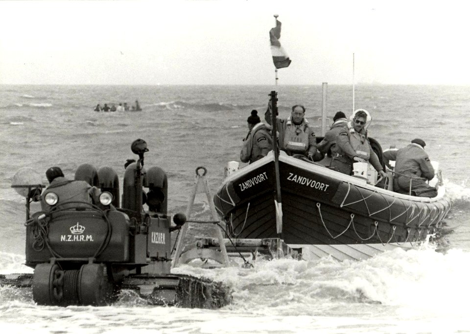 Oefening met de reddingsboot 'Dr.Ir. S.L. Louwes', aan het strand te Zandvoort. Aangekocht van fotograaf C. de Boer. - Negatiefnummer 19523 k 10. - Gepubliceerd in het Haarlems Dagblad van 0, NL-HlmNHA 54011408