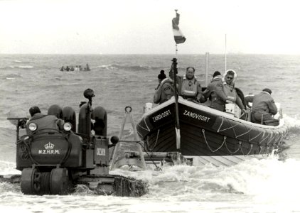 Oefening met de reddingsboot 'Dr.Ir. S.L. Louwes', aan het strand te Zandvoort. Aangekocht van fotograaf C. de Boer. - Negatiefnummer 19523 k 10. - Gepubliceerd in het Haarlems Dagblad van 0, NL-HlmNHA 54011408
